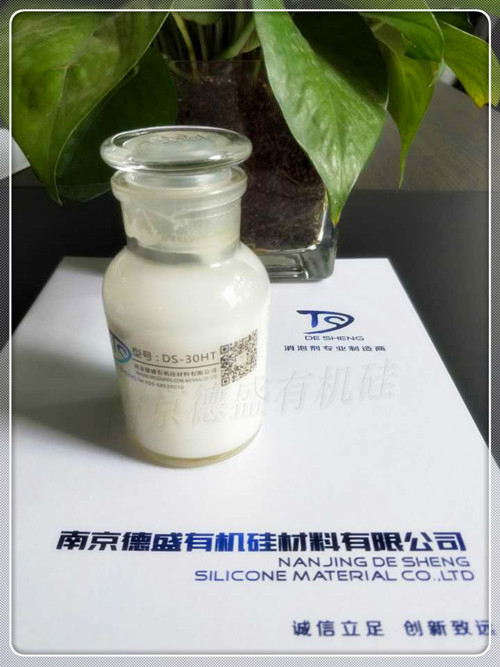 消泡劑DS-30HT系列具有優異的消、抑泡性能,可以在泡沫產生后添加或作為抑泡組份加入產品中,消泡劑的添加量可為10~100ppm,最佳添加量由客戶根據具體情況試驗決定。
消泡劑產品可直接使用,也可稀釋后使用。如在起泡體系中能充分攪拌分散,可以直接添加,無需稀釋,如需稀釋,按照技術人員提供稀釋方法進行,不可直接加水稀釋,否則容易出現分層破乳等現象,從而影響產品品質,因用水直接稀釋或其他不正確的方法加工或使用產品產生的后果,本公司概不承擔責任。