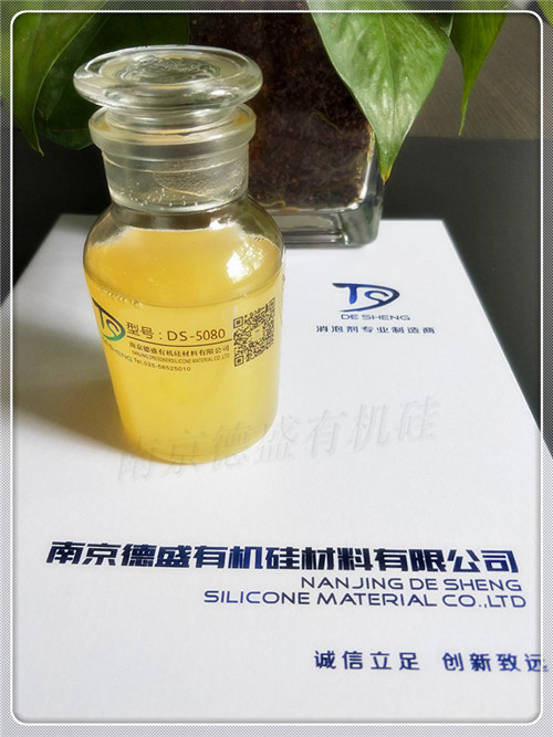 消泡劑DS-5080具有優異的消、抑泡性能,可以在泡沫產生后添加或作為抑泡組份加入產品中,消泡劑的添加量可為10~100ppm,最佳添加量由客戶根據具體情況試驗決定。
消泡劑產品可直接使用,也可稀釋后使用。如在起泡體系中能充分攪拌分散,可以直接添加,無需稀釋,如需稀釋,按照技術人員提供稀釋方法進行,不可直接加水稀釋,否則容易出現分層破乳等現象,從而影響產品品質,因用水直接稀釋或其他不正確的方法加工或使用產品產生的后果,本公司概不承擔責任。