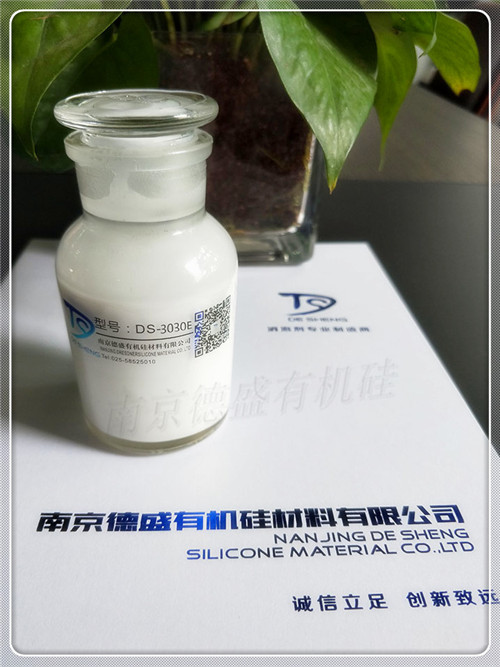 消泡劑DS-3030E具有優異的消、抑泡性能,可以在泡沫產生后添加或作為抑泡組份加入產品中,消泡劑的添加量可為10~100ppm,最佳添加量由客戶根據具體情況試驗決定。
消泡劑產品可直接使用,也可稀釋后使用。如在起泡體系中能充分攪拌分散,可以直接添加,無需稀釋,如需稀釋,按照技術人員提供稀釋方法進行,不可直接加水稀釋,否則容易出現分層破乳等現象,從而影響產品品質,因用水直接稀釋或其他不正確的方法加工或使用產品產生的后果,本公司概不承擔責任。